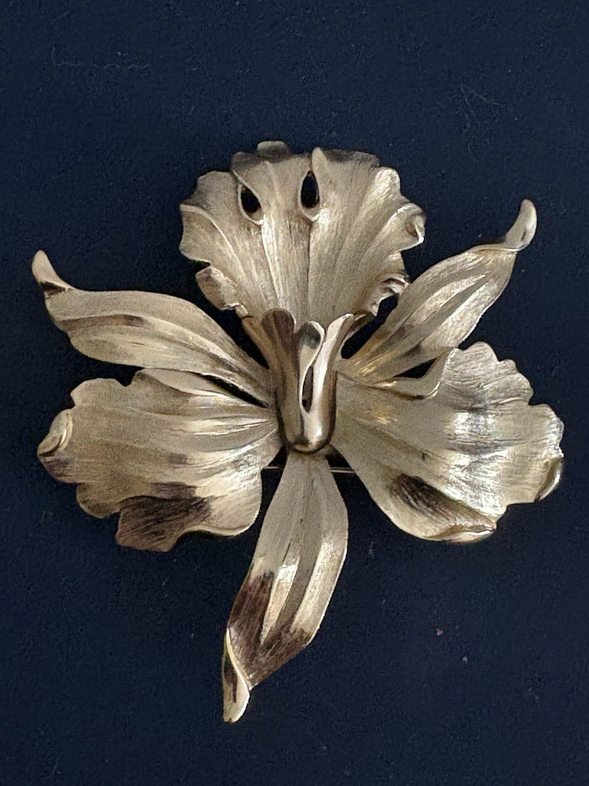 Vintage Signed TRIFARI Large 3D Gold Tone Orchid Flower Brooch Pin, 1980s-90s Vintage Signed TRIFARI Large 3D Gold Tone Orchid Flower Brooch Pin, 1980s-90s
