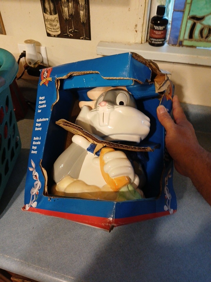 VINTAGE 1997 Looney Tunes BugsBunny Cookie Jar By Gibson Inc NIB great condition VINTAGE 1997 Looney Tunes BugsBunny Cookie Jar By Gibson Inc NIB great condition