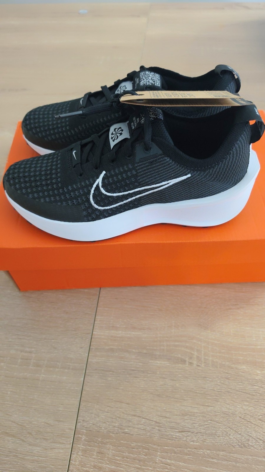 Nike Interact Run running shoes, Black/White, Size 6 Wmns, 4.5 Mens