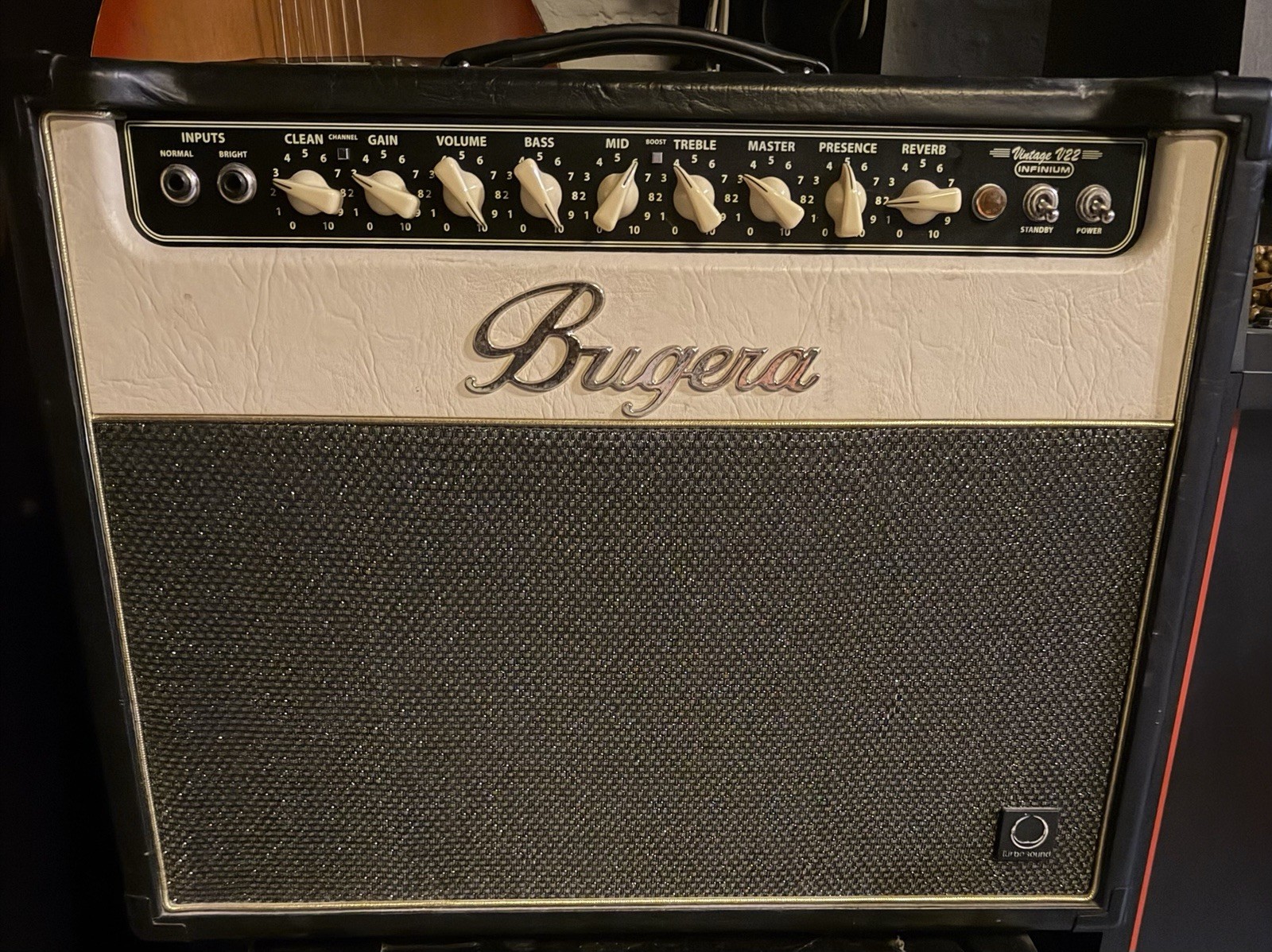 Bugera V22 Infinium 22W Vacuum Tube Combo Amp 1x12 2-Channel Bugera V22 Infinium 22W Vacuum Tube Combo Amp 1x12 2-Channel