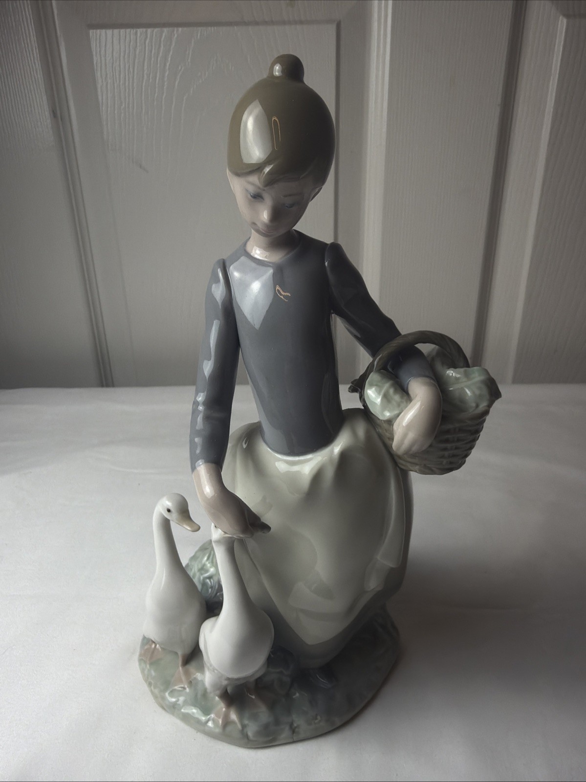 LLADRO Porcelain Girl Feeding Geese Spain 10 in. With Box Rare Genuine LLADRO Porcelain Girl Feeding Geese Spain 10 in. With Box Rare Genuine