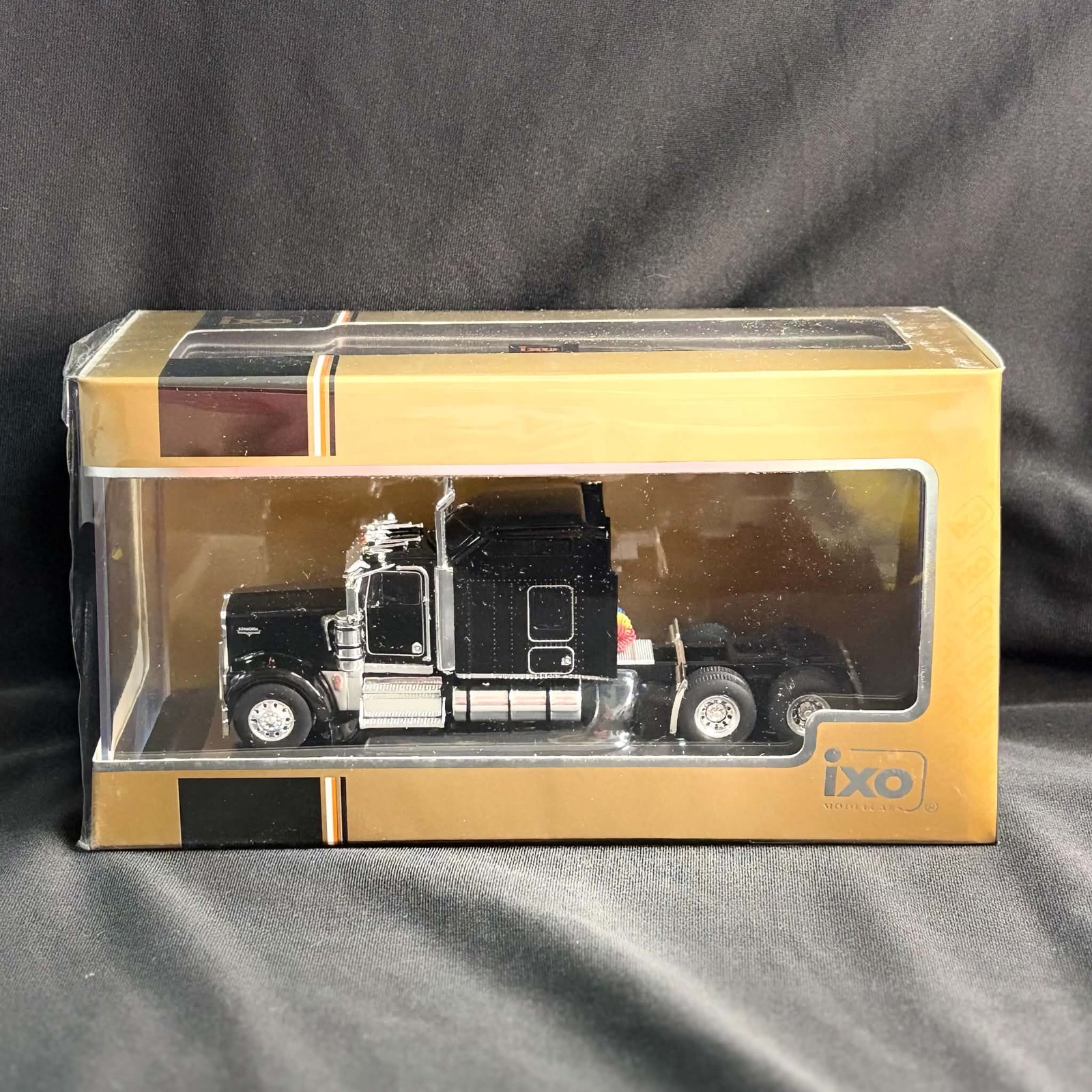 IXO 1990 Kenworth W900 - Black