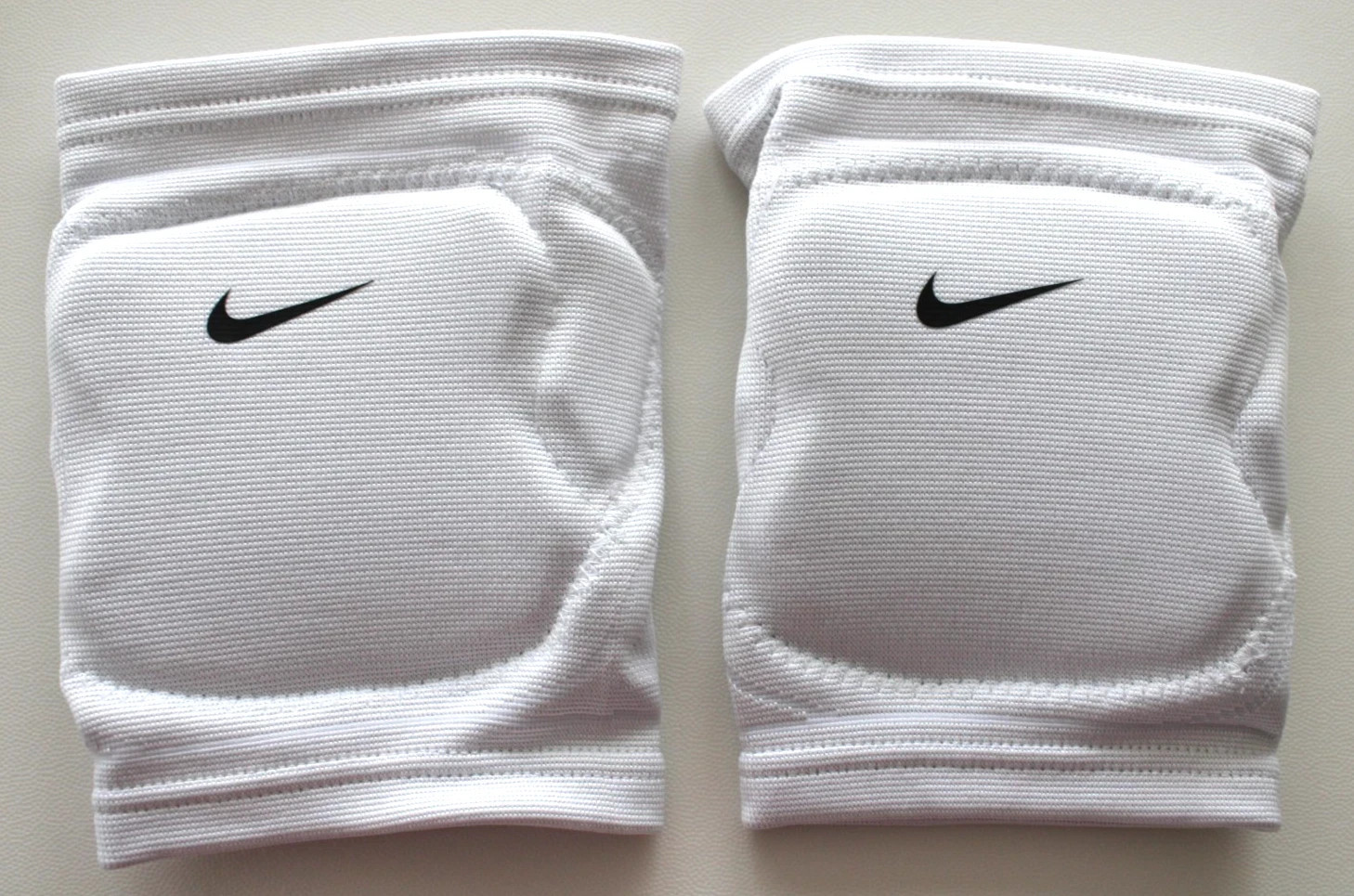 Nike Varsity Knee Pads Adult M/L Volleyball Dri-Fit White/Black