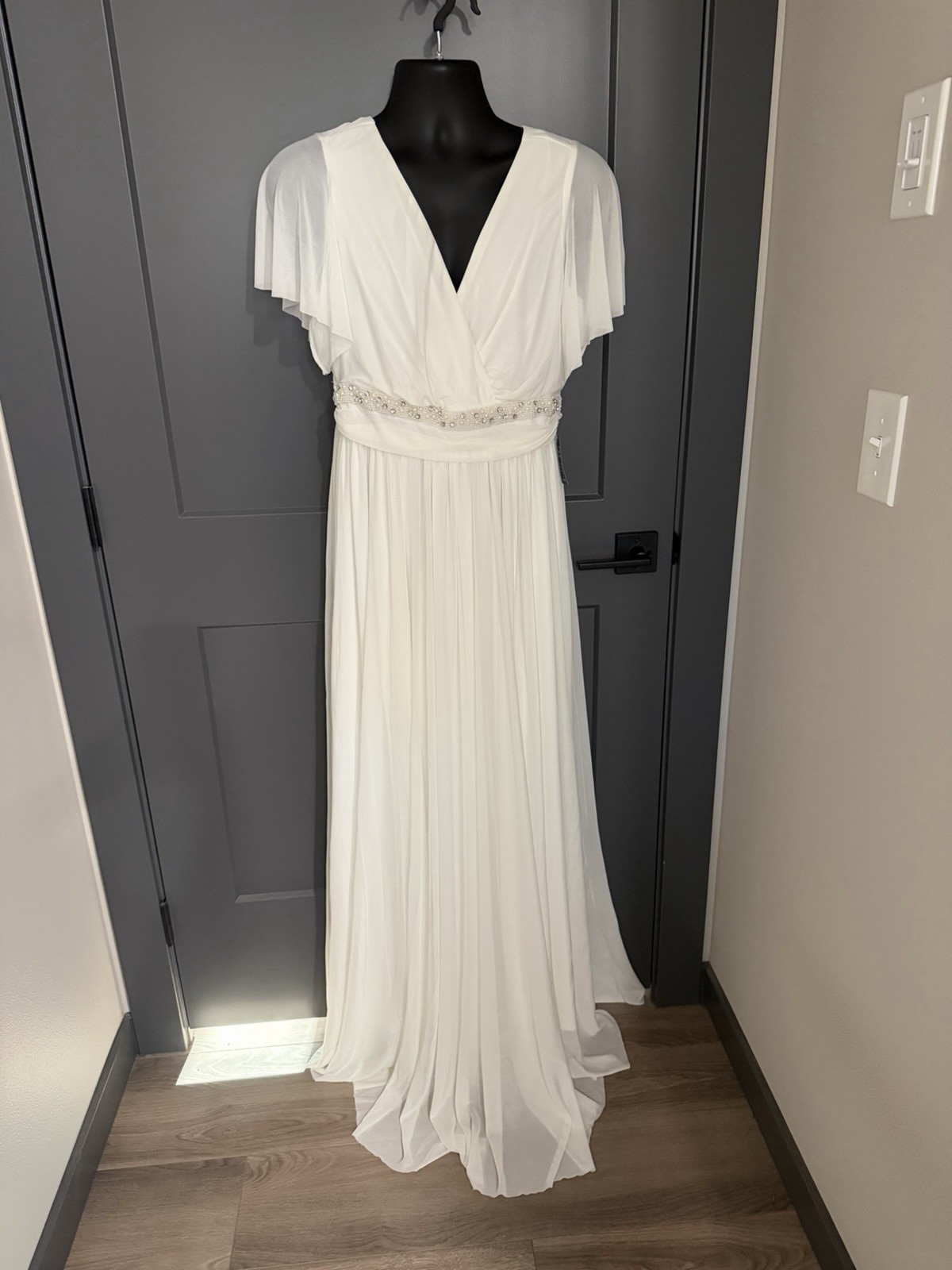 TORRID Wedding Dress Women\'s Size 12 Ivory V-Neck EVER AFTER never worn Empire TORRID Wedding Dress Women\'s Size 12 Ivory V-Neck EVER AFTER never worn Empire