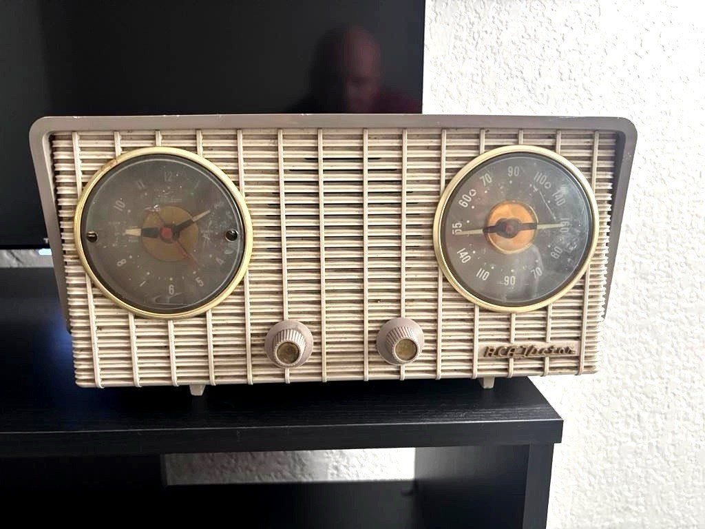 VTG 1955 RCA Victor 7-C-6N Dreamer Clock Radio Ivory -Parts Only- Golden Throat VTG 1955 RCA Victor 7-C-6N Dreamer Clock Radio Ivory -Parts Only- Golden Throat