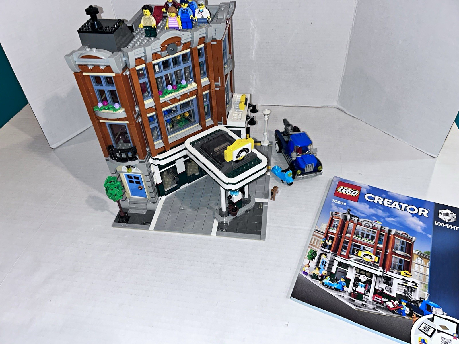 LEGO 10264 Corner Garage Creator, Modular, Complete, No Box. LEGO 10264 Corner Garage Creator, Modular, Complete, No Box.