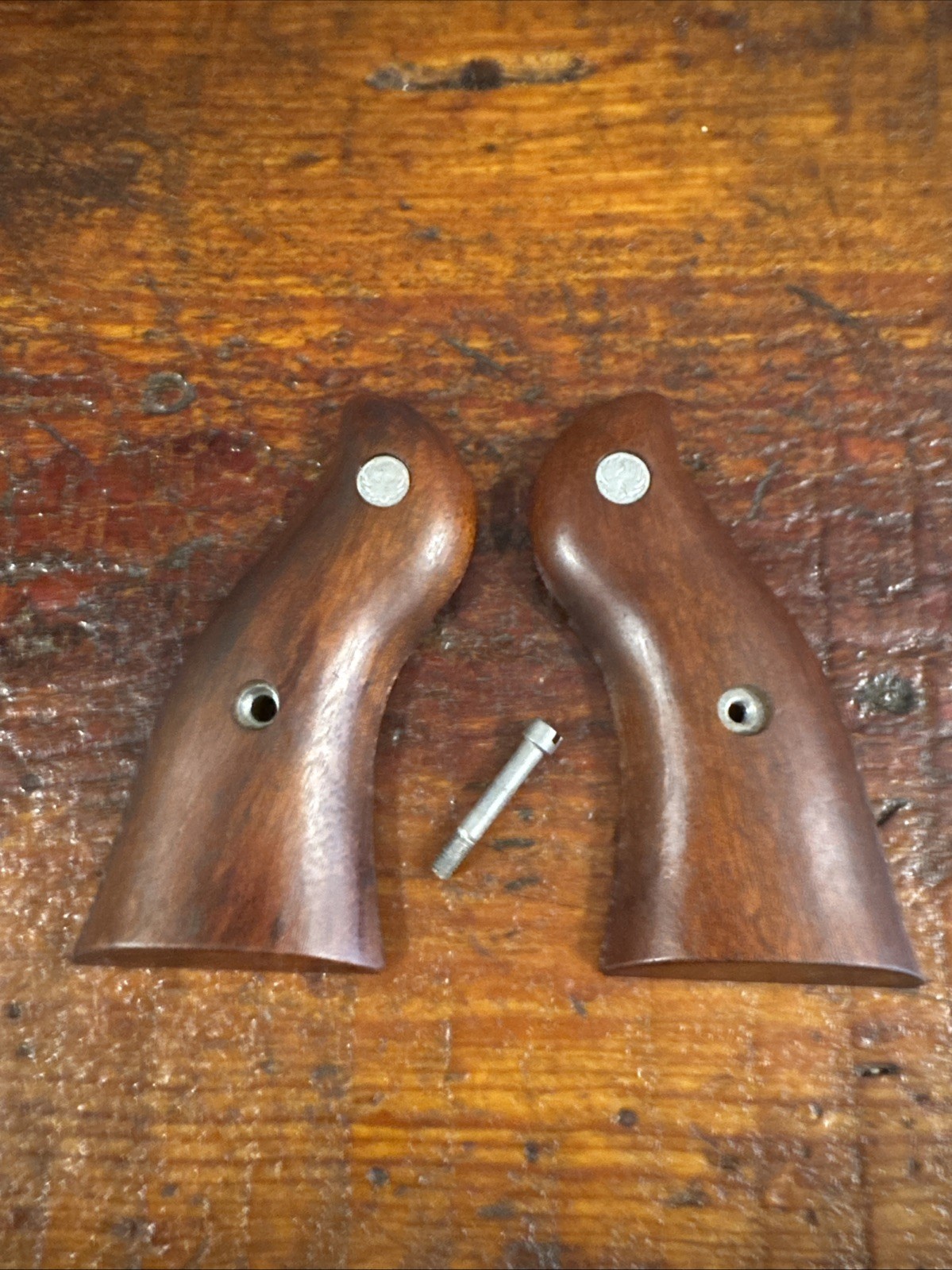 Vintage Factory Original Ruger Redhawk Grips Walnut Wood (Excellent) Vintage Factory Original Ruger Redhawk Grips Walnut Wood (Excellent)