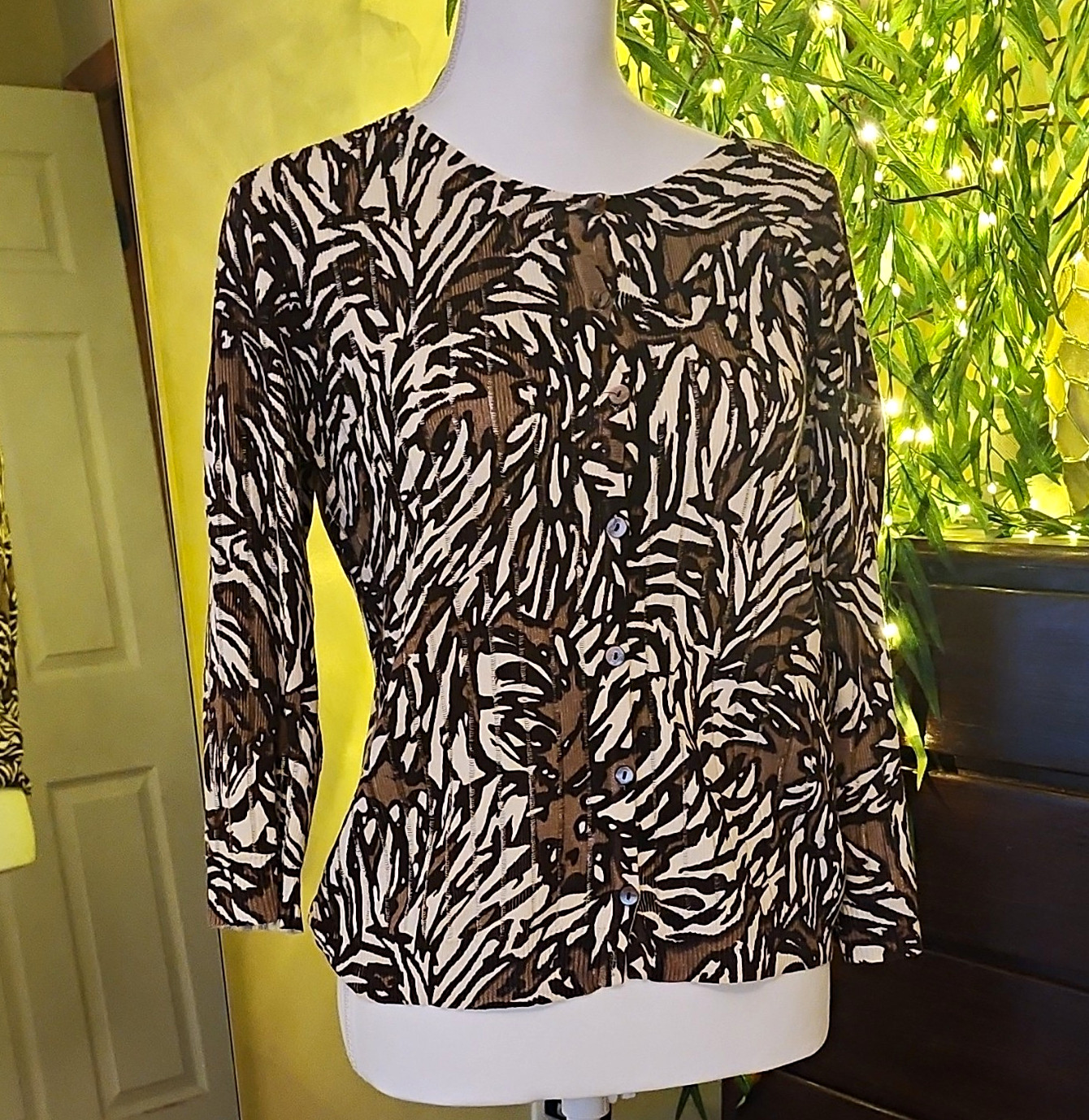 Chico’s Women’s 0 Brown/Black/Beige Rib-Knit Animal Print Linen/Cotton Sweater Chico’s Women’s 0 Brown/Black/Beige Rib-Knit Animal Print Linen/Cotton Sweater