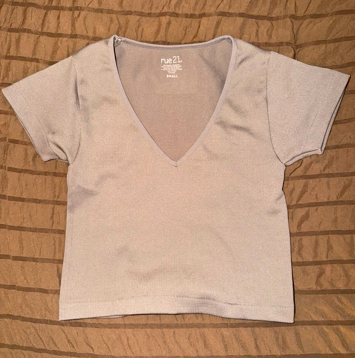 rue21 Women\'s Gray Solid V-Neck Short Sleeve Knit Pullover T-Shirt Size S rue21 Women\'s Gray Solid V-Neck Short Sleeve Knit Pullover T-Shirt Size S