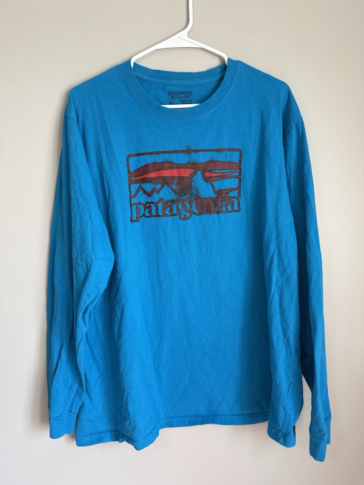 Patagonia Men\'s XL Blue Cotton Long Sleeve Graphic Logo Crew Neck T-Shirt Patagonia Men\'s XL Blue Cotton Long Sleeve Graphic Logo Crew Neck T-Shirt