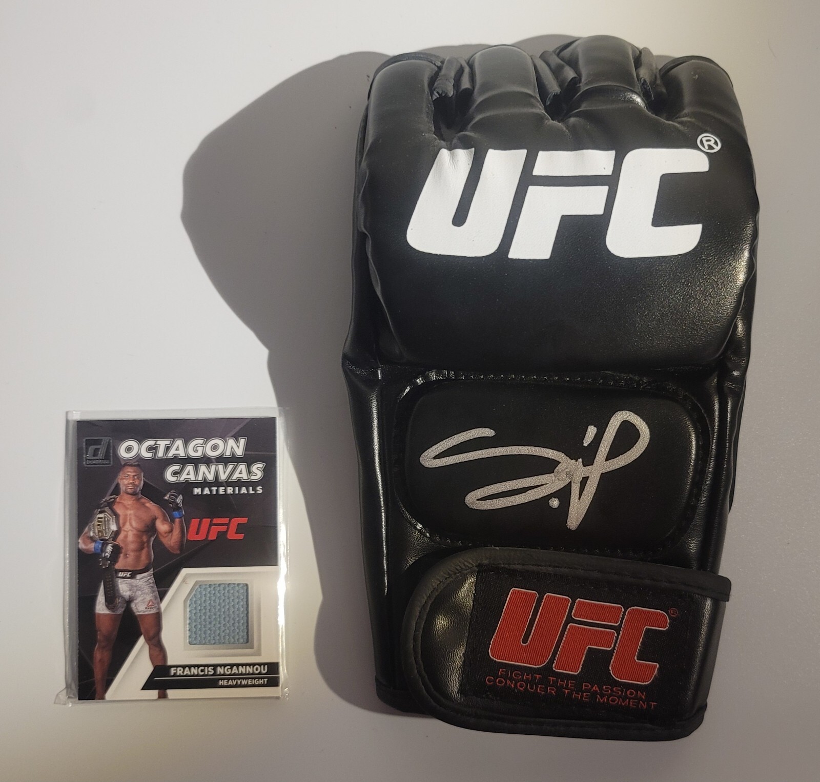 FRANCIS NGANNOU Signed Glove,Beckett & Inc. Official Mat Card
