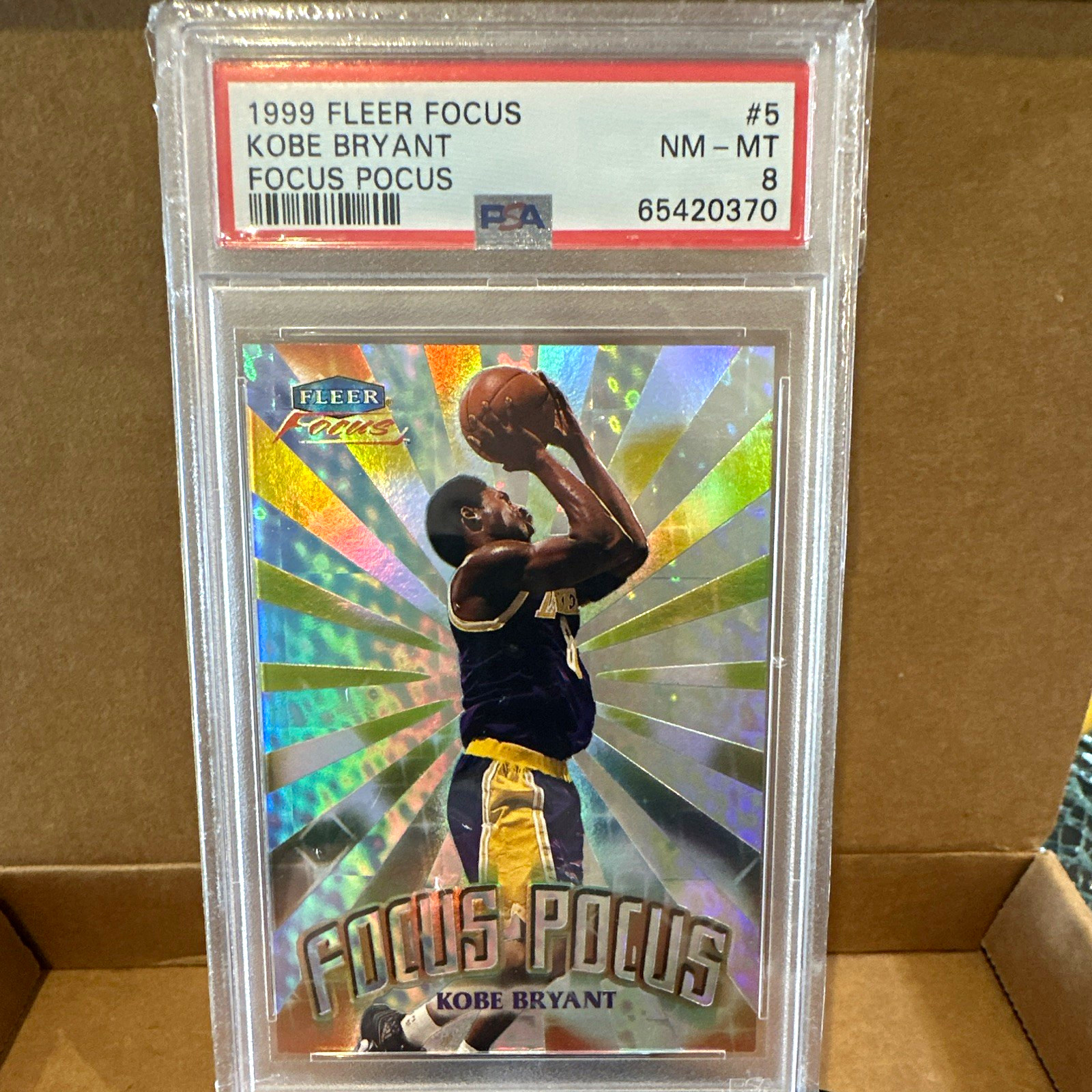 Fleer 1999 Fleer Focus Kobe Bryant Focus Pocus #5 Lakers Insert PSA 8
