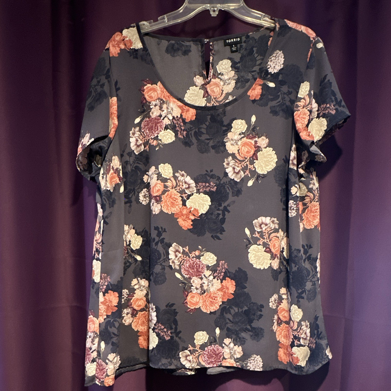 Torrid Women’s 1X Purple Floral Short Sleeve Scoop Neck Button Blouse