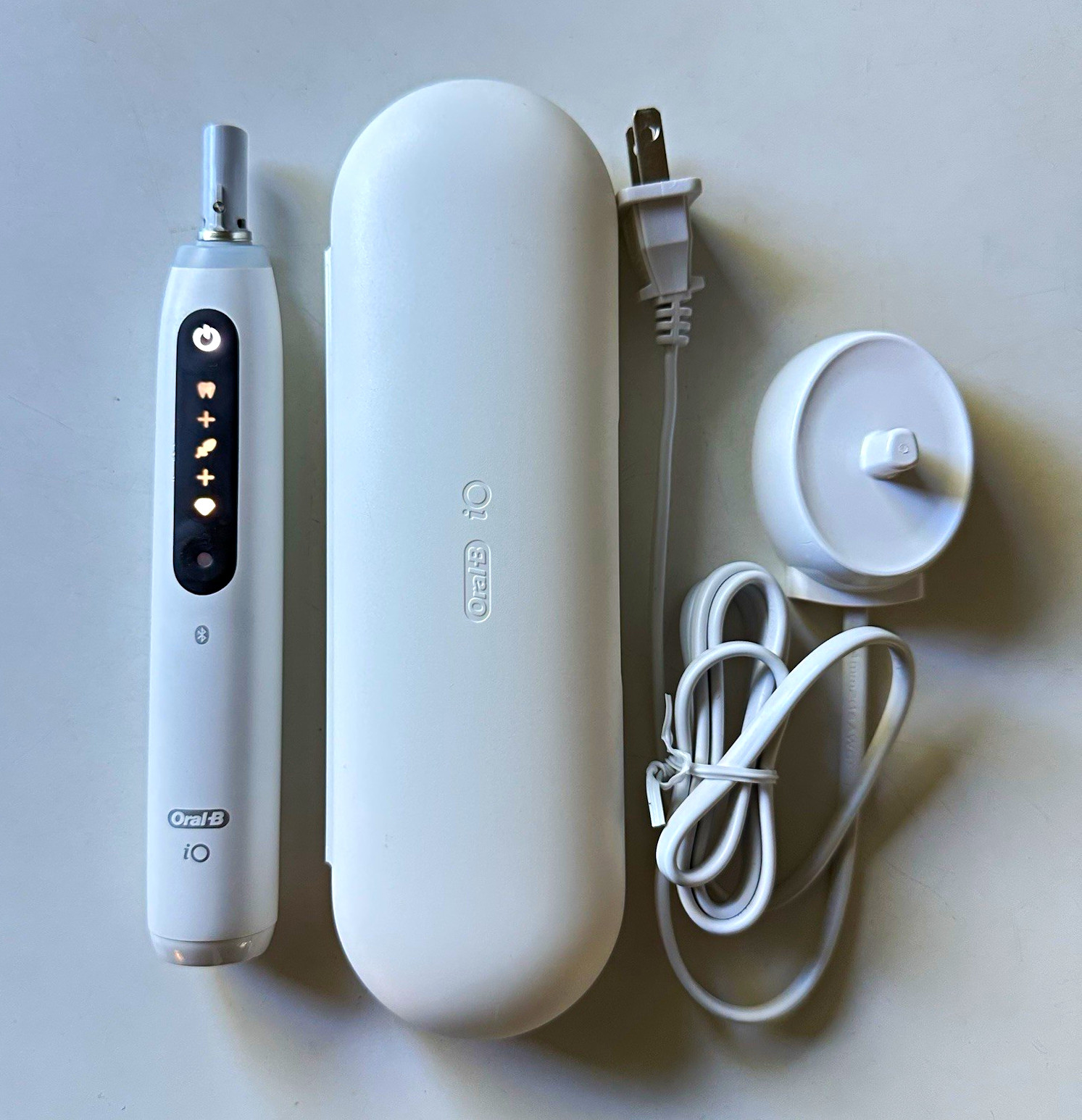 USED Oral-B iO Series 5 Electric Toothbrush White with Charger & Travel Case