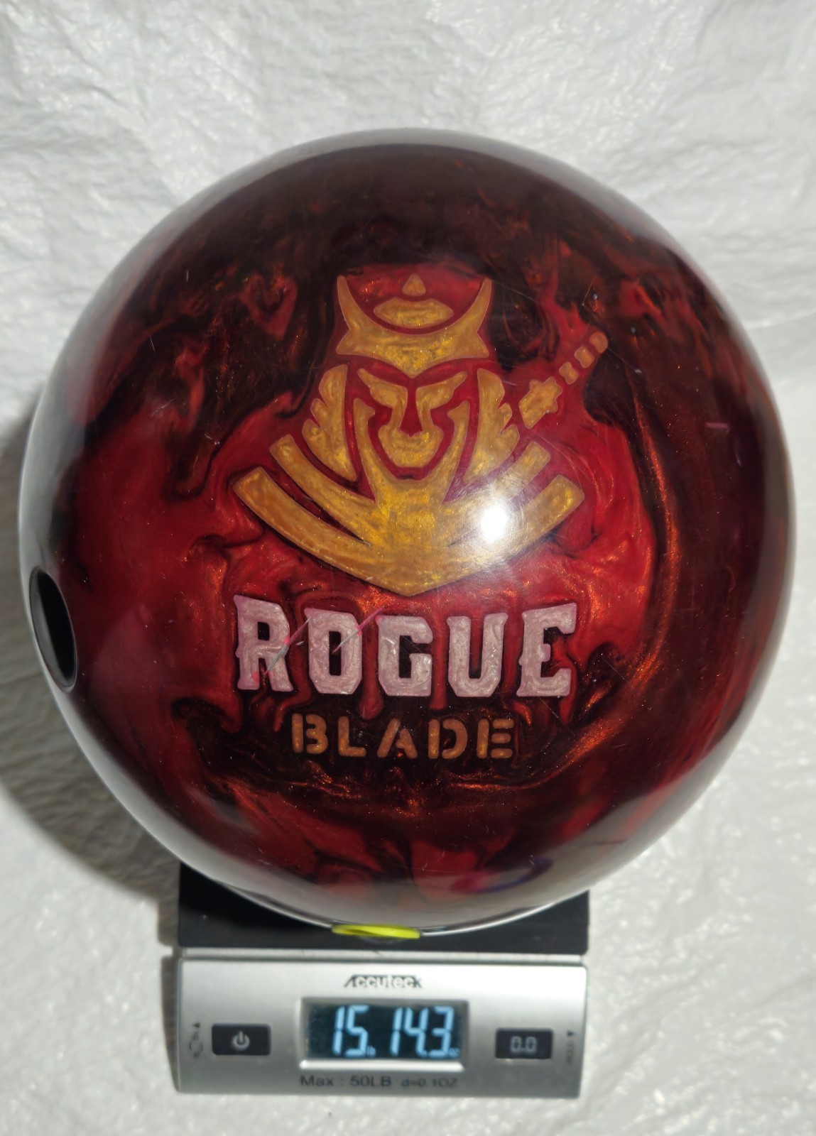 15 Lb 14 Oz. MOTIV Rogue Blade Ten-Pin Bowling Ball Red/Black 15 Lb 14 Oz. MOTIV Rogue Blade Ten-Pin Bowling Ball Red/Black