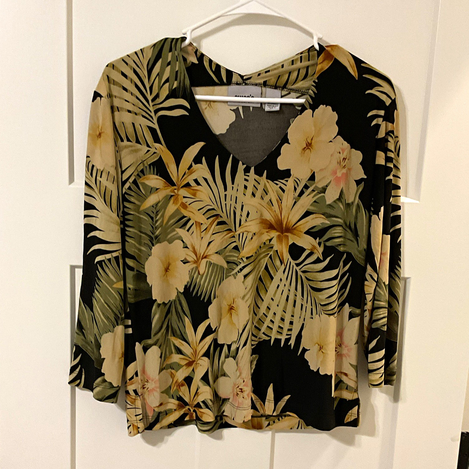 Chico\'s Travelers Size 1 Black Floral Tropical 3/4 Sleeve V-Neck Top Chico\'s Travelers Size 1 Black Floral Tropical 3/4 Sleeve V-Neck Top