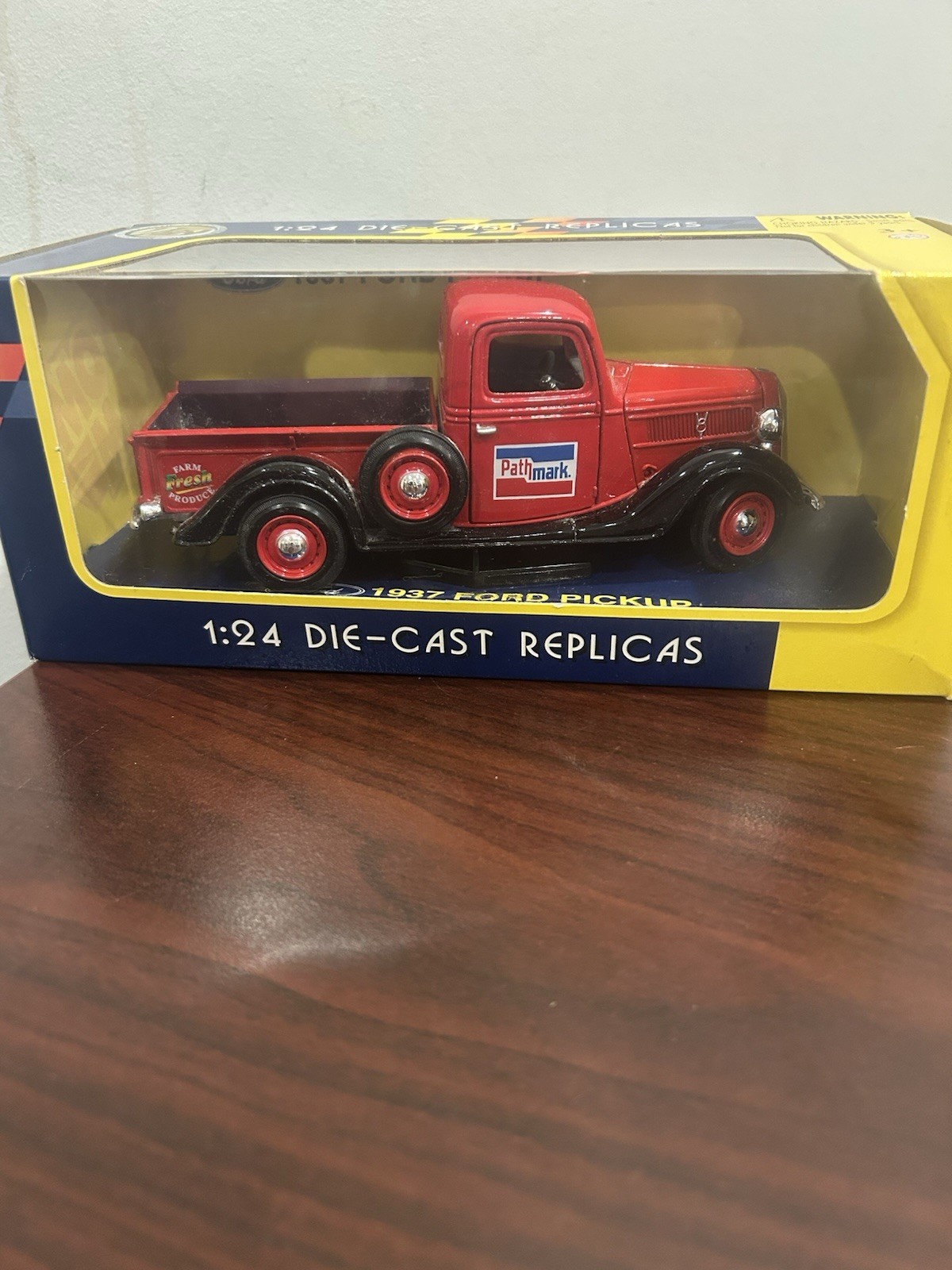 Motor Max 1937 Ford Pickup Pathmark 1:24 Scale  Die Cast Red
