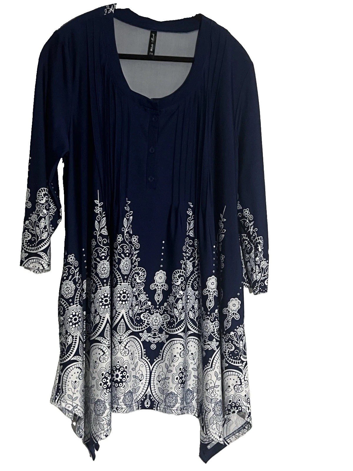 White Mark Women’s Nanette Tunic Top Navy Blue Damask Floral Size 2 XL EUC. White Mark Women’s Nanette Tunic Top Navy Blue Damask Floral Size 2 XL EUC.