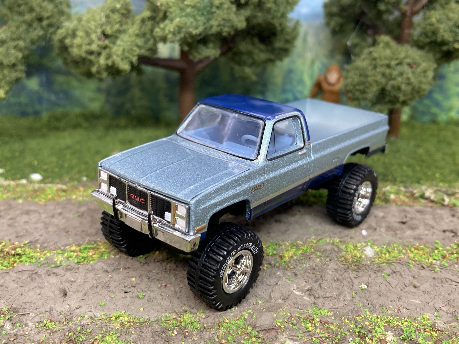 1985 GMC Sierra K2500 Lifted 4x4 Truck 1/64 Diecast Custom Greenlight Pickup