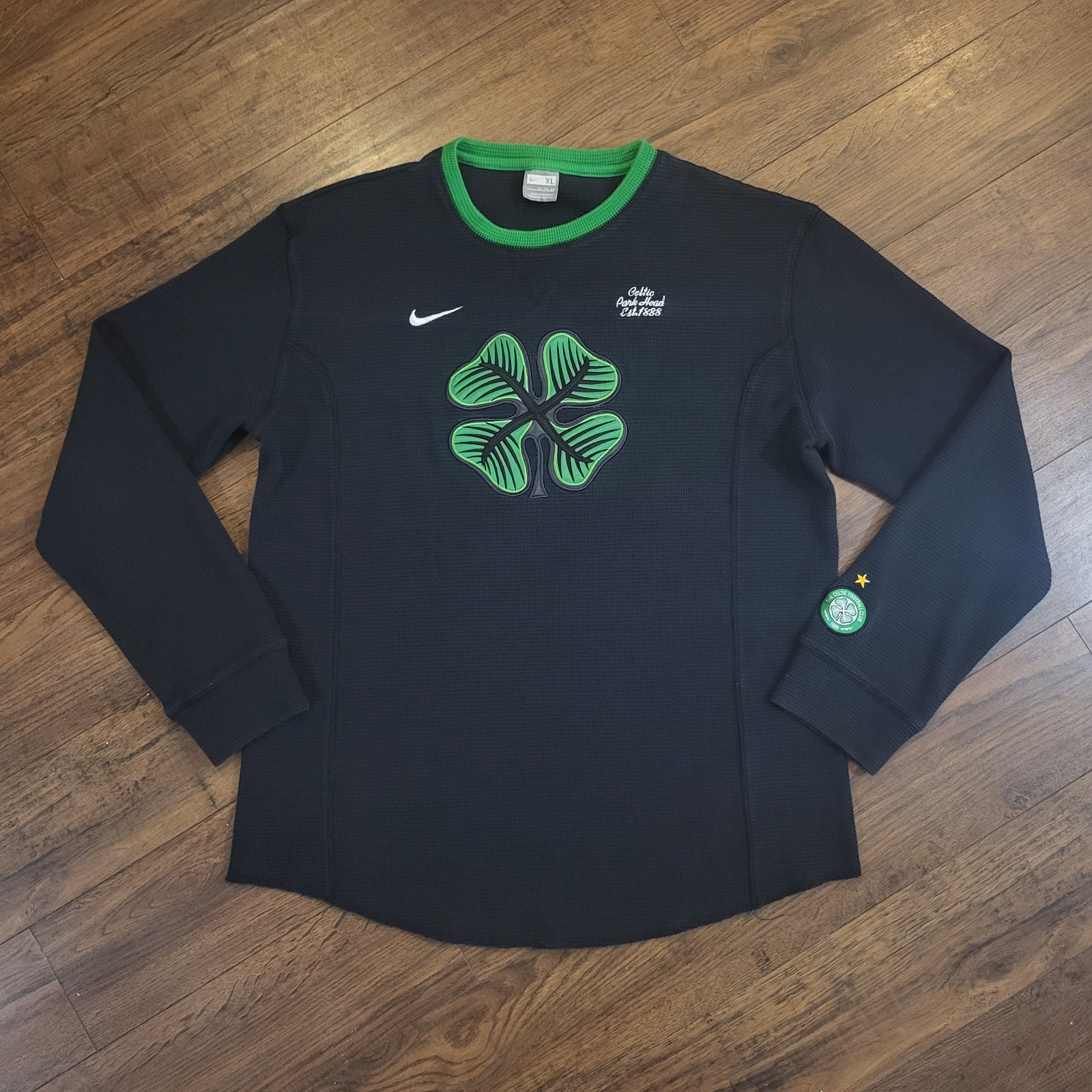 Celtic FC Nike Thermal T Shirt Mens XL Black Long Sleeve Clover Logo Badge 2010 Celtic FC Nike Thermal T Shirt Mens XL Black Long Sleeve Clover Logo Badge 2010