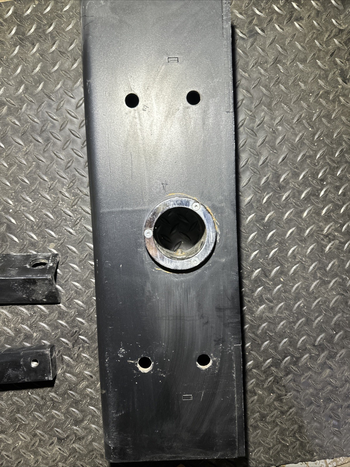 Curt EZr Double Lock Underbed Gooseneck Trailer Hitch