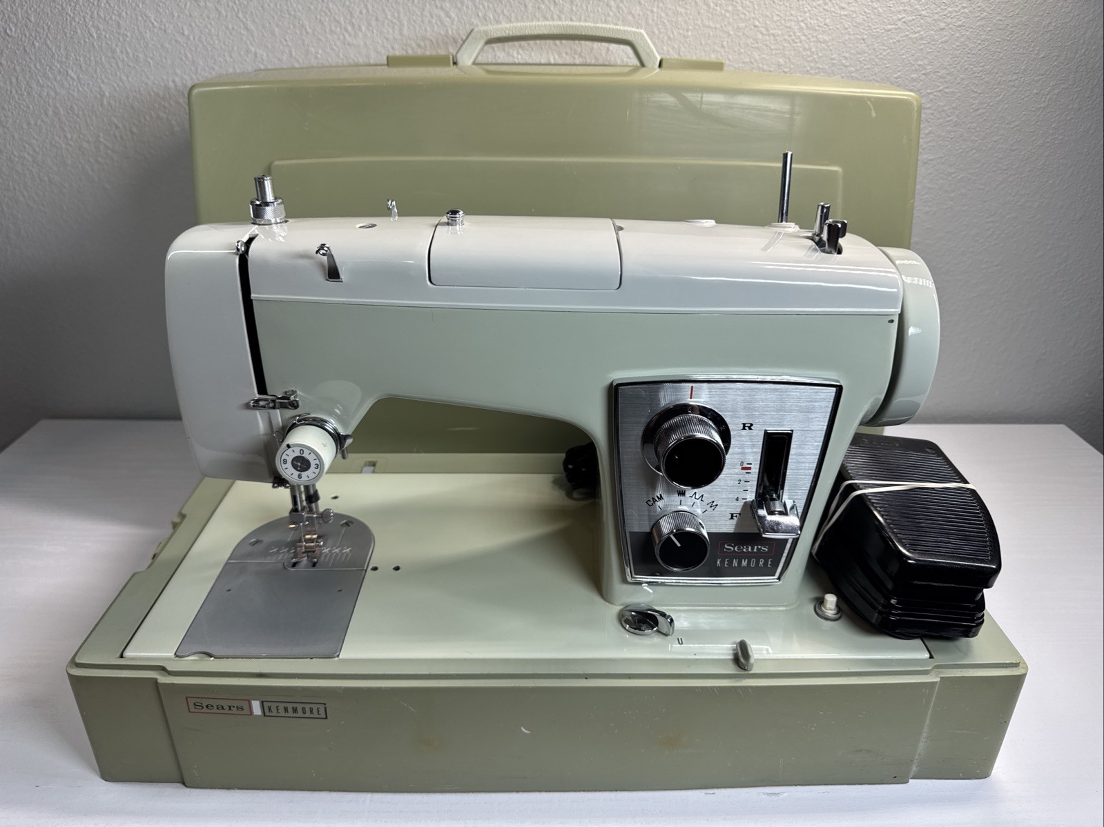 Sears Kenmore Vintage Sewing Machine 158.17520 W/Hard Case & Foot Pedal READ Sears Kenmore Vintage Sewing Machine 158.17520 W/Hard Case & Foot Pedal READ