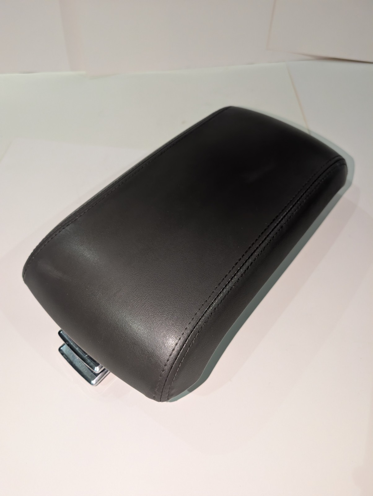 2007-2010 Lincoln MKX Center Console Lid Armrest Storage. Gray Leather MINT