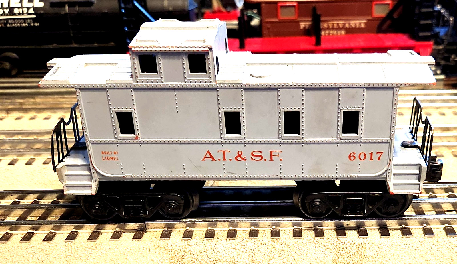 LIONEL 6017-185 GRAY AT&SF SANTA FE CABOOSE IN FAIR TO GOOD COND.