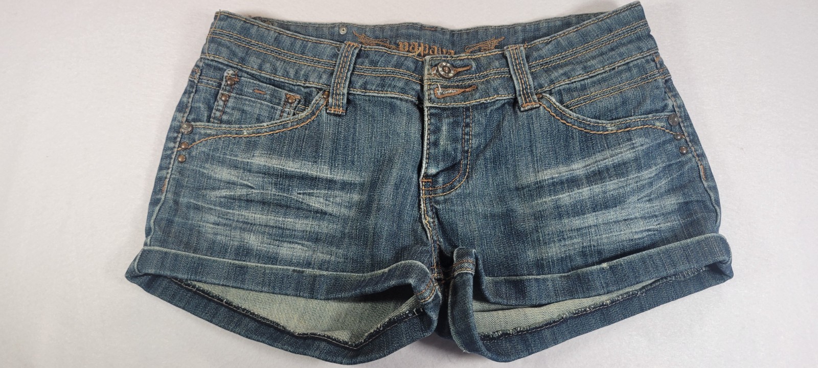 Papaya Women\'s Distressed Denim Shorts. Size M Pretty Buttons Comfort Summer Papaya Women\'s Distressed Denim Shorts. Size M Pretty Buttons Comfort Summer