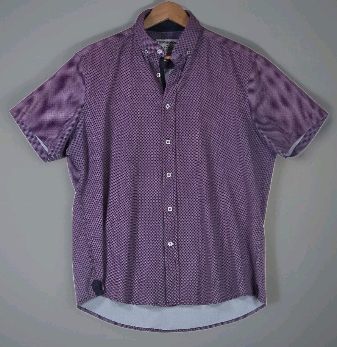 International Report 4-Way Stretch Men’s Large Short Sleeve ButtonUp Geometric 