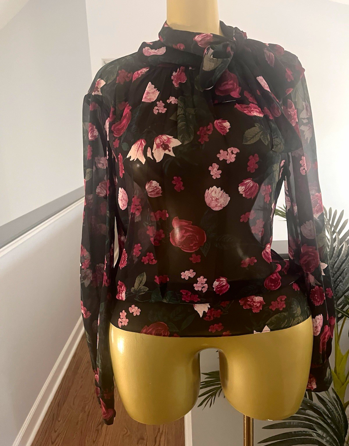 Saks Fifth Avenue Black Floral Long Sleeve Blouse Top Button Accents Size M Saks Fifth Avenue Black Floral Long Sleeve Blouse Top Button Accents Size M