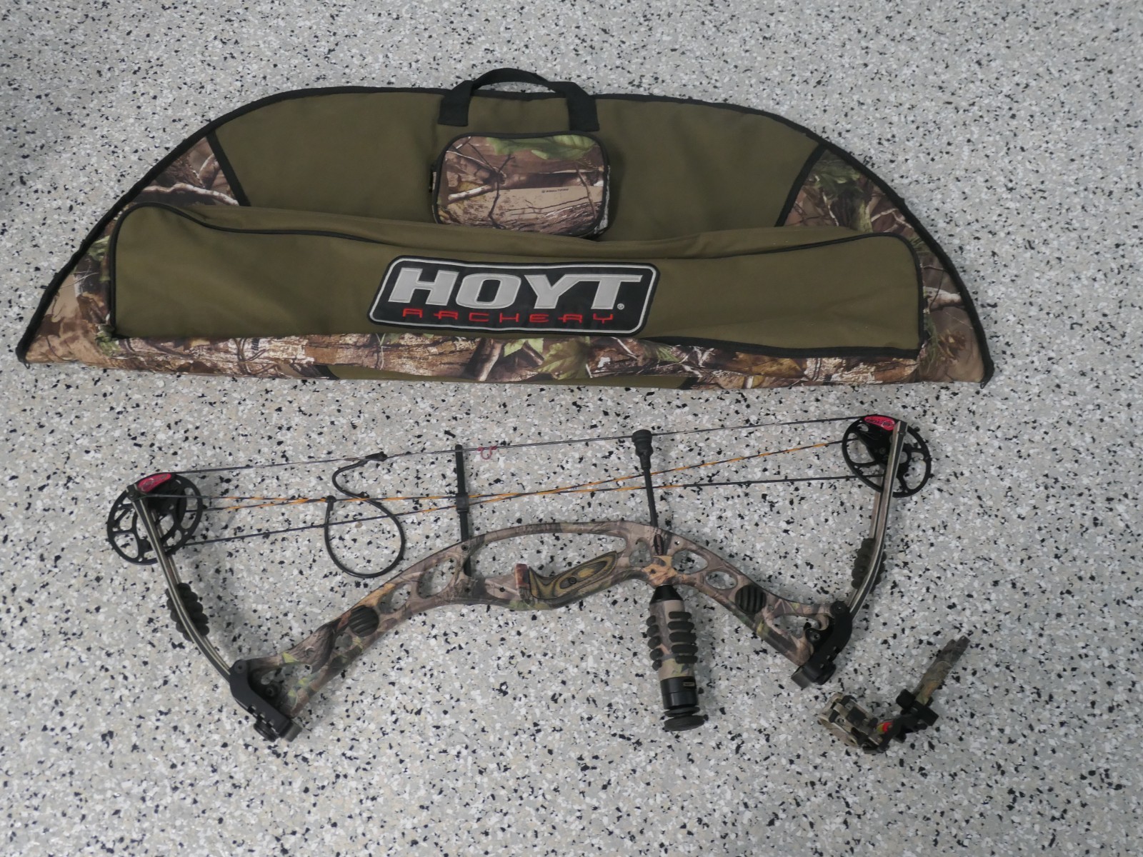 Hoyt Vulcan XT 500 Compound Bow W/Case Hoyt Vulcan XT 500 Compound Bow W/Case