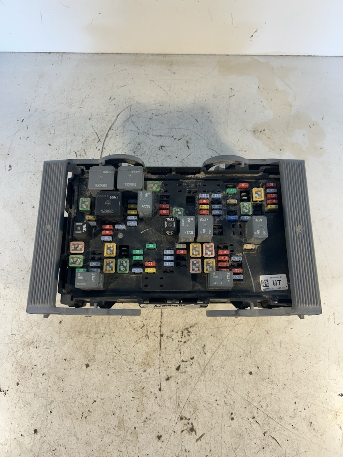 07-09 CHEVY TAHOE SUBURBAN YUKON ESCALADE ENGINE BAY FUSE RELAY BOX 25905681