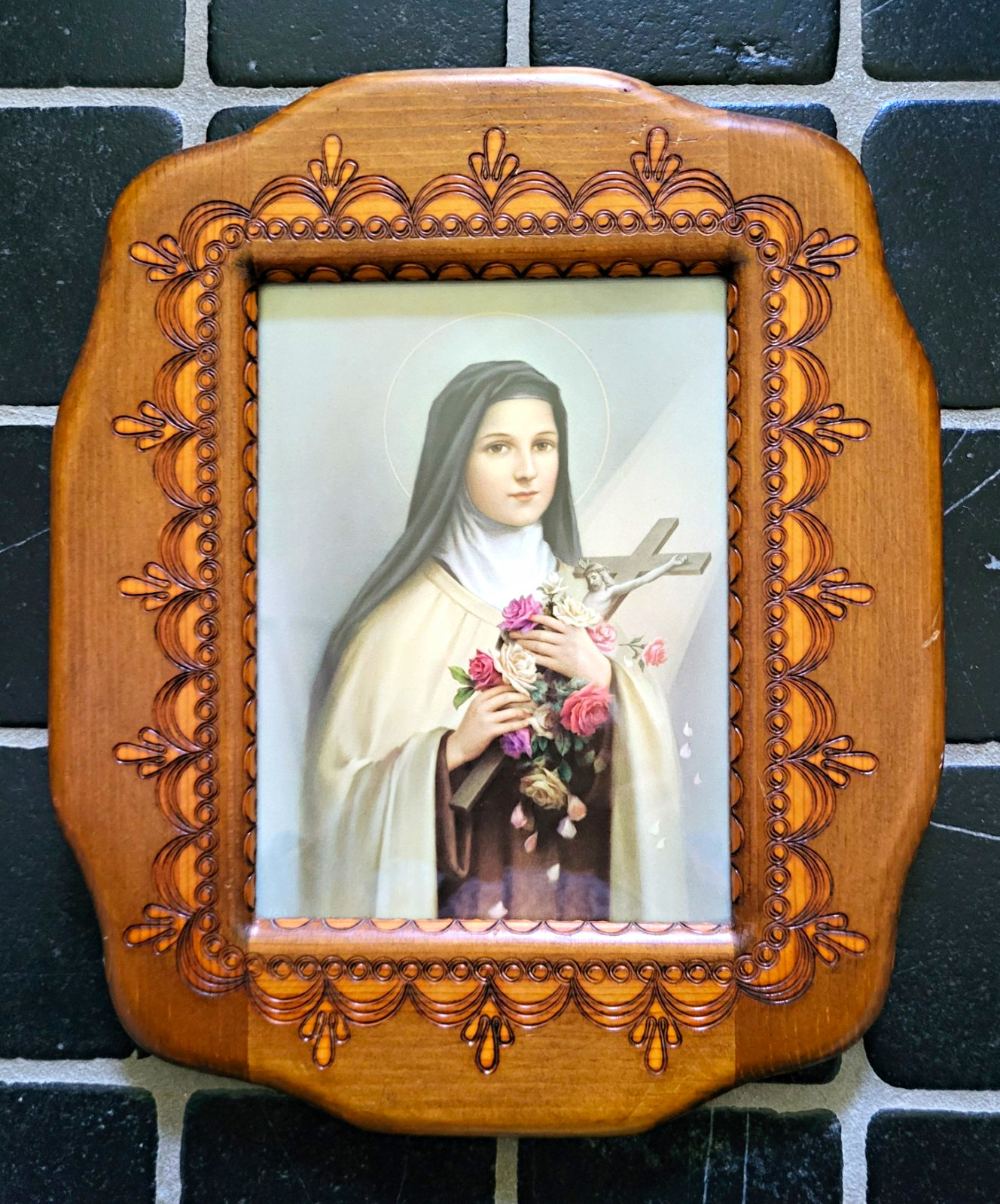 Vintage Devotional Print of St. Therese of Lisieux in an Ornate Wooden Frame Vintage Devotional Print of St. Therese of Lisieux in an Ornate Wooden Frame