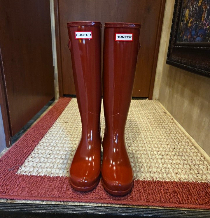 Hunter Women’s Knee High Brown Rubber Rain Boots w/ Buckle, Round Toe Solid Hunter Women’s Knee High Brown Rubber Rain Boots w/ Buckle, Round Toe Solid