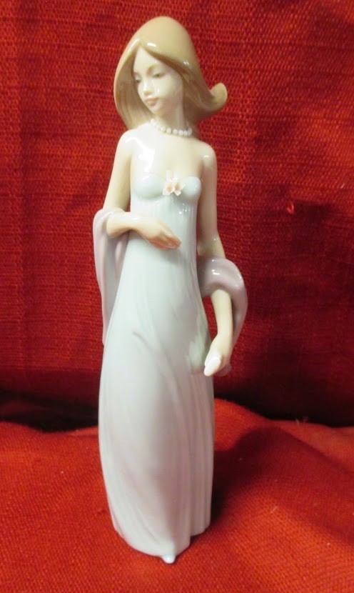 Lladro Porcelain Ingenue Woman with Evening Gown & Pearls 8