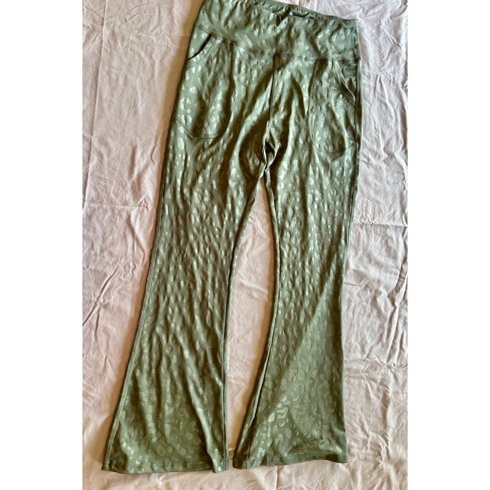 SHEIN Sage Green Leopard Print Flare Yoga Pants High Waist Pockets XL 2003233 SHEIN Sage Green Leopard Print Flare Yoga Pants High Waist Pockets XL 2003233