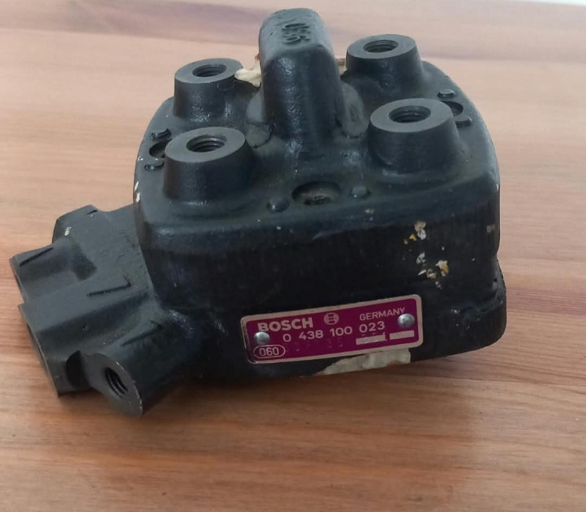 0438100023 13511266343 BMW E12 E21 Bosch K-Jetronic fuel distributor NOS 0438100023 13511266343 BMW E12 E21 Bosch K-Jetronic fuel distributor NOS