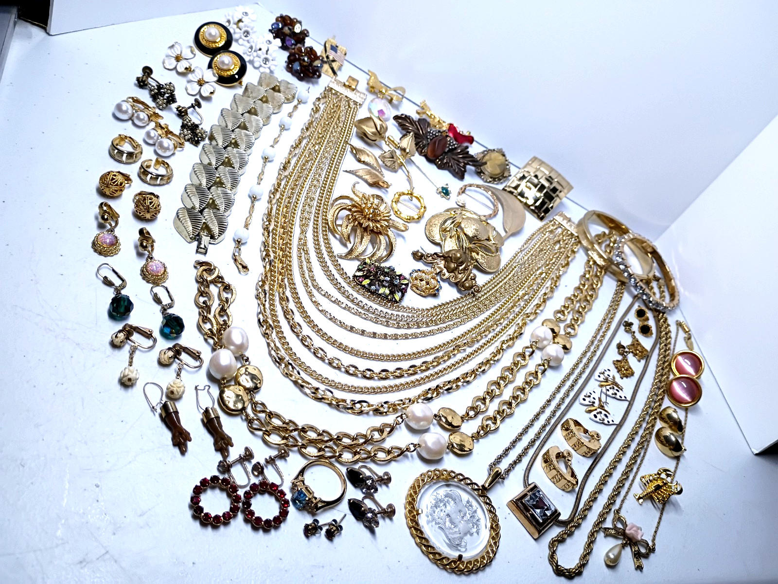 Vtg 50pc Golden Estate Jewelry Lot C Trifari Coro Peri Lisner Tortolani Giovanni