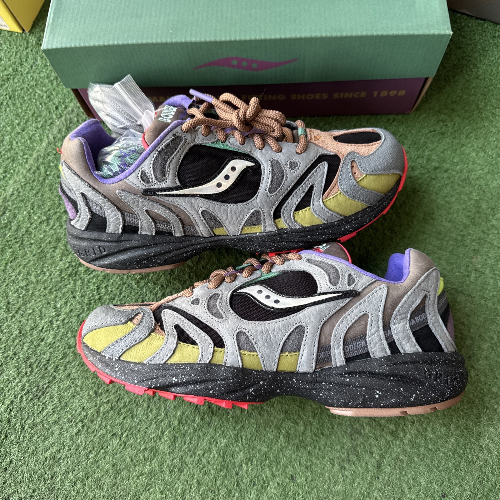 Size 8.5 - Bodega x Saucony Grid Azura 2000 Ever Ready