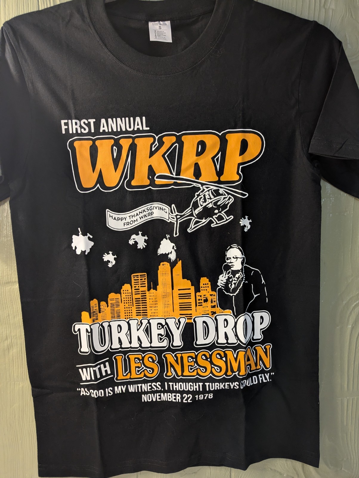 NEW WKRP in Cincinnati Turkey Drop Les Nessman Thanksgiving T-Shirt S