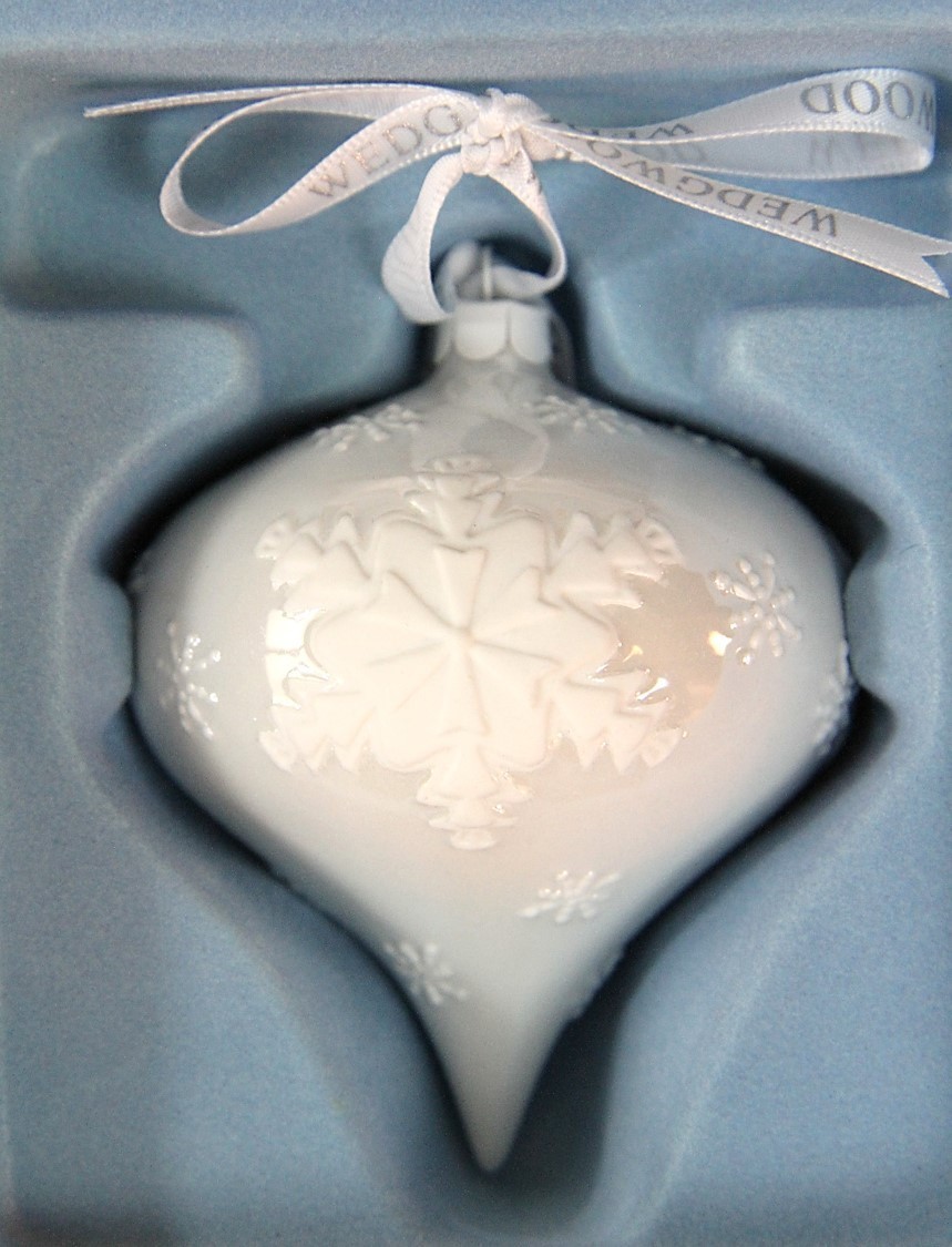 WEDGWOOD WHITE FINIAL OR TEARDROP CHISTMAS ORNAMENT SCARCE - -IN ORIGINAL BOX WEDGWOOD WHITE FINIAL OR TEARDROP CHISTMAS ORNAMENT SCARCE - -IN ORIGINAL BOX