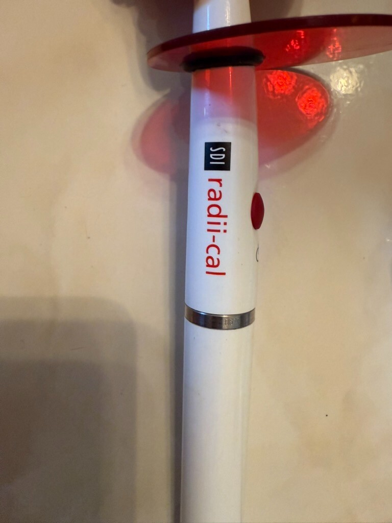 SDI Radii-Cal LED Cordless Dental Curing Light and composite gun SDI Radii-Cal LED Cordless Dental Curing Light and composite gun