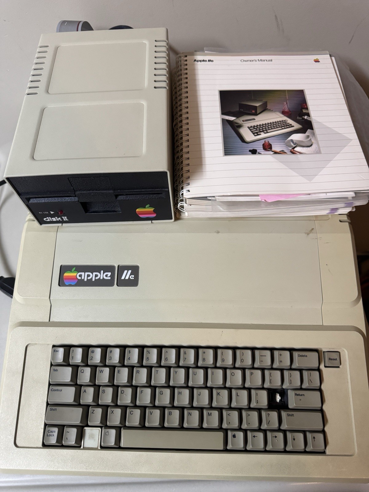 Apple IIe Computer AA 1104 OB Disk Drive A2M0003 Manuals Powers on Untested Apple IIe Computer AA 1104 OB Disk Drive A2M0003 Manuals Powers on Untested