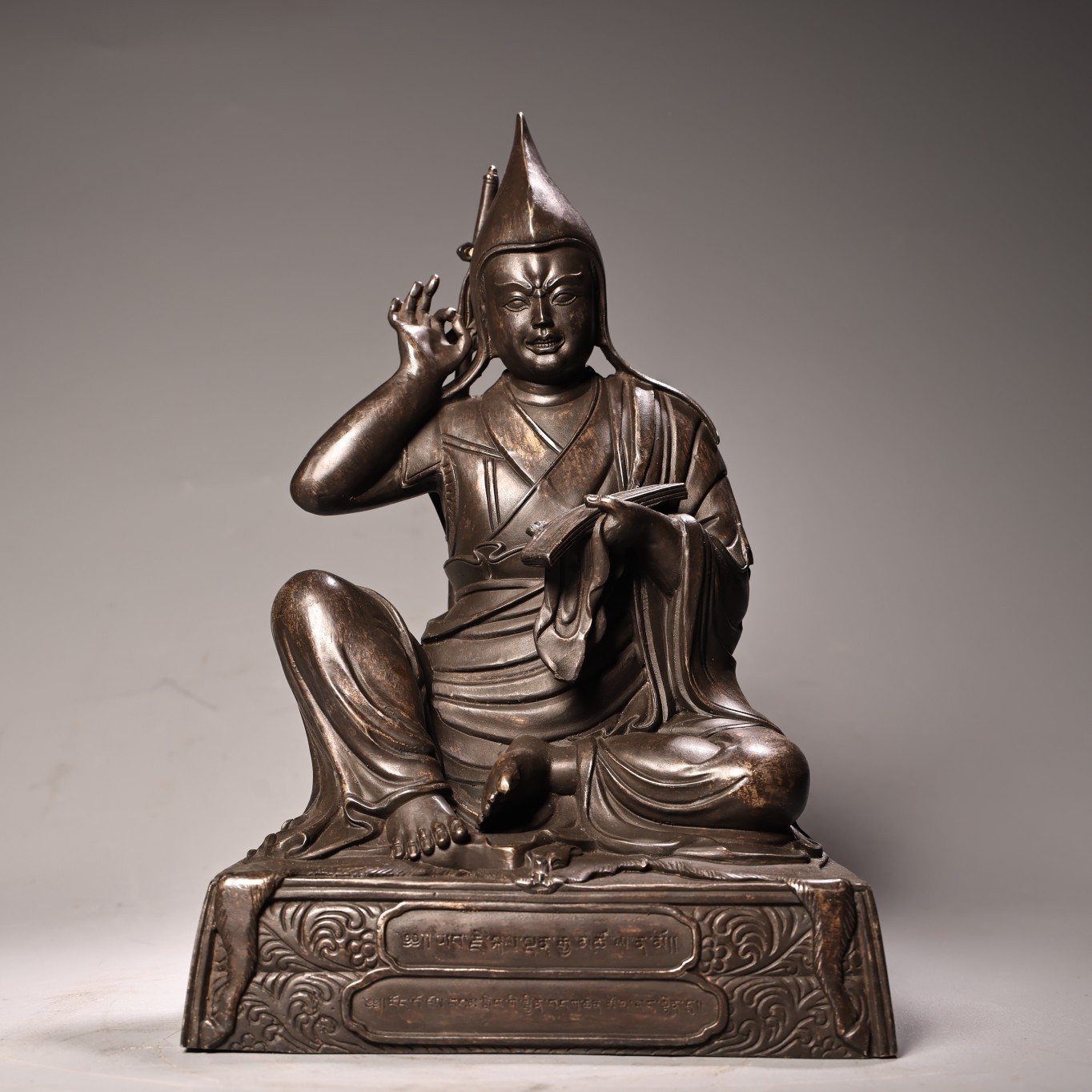 Antique Tibetan Buddhist statue of Tsongkhapa (pure bronze) Antique Tibetan Buddhist statue of Tsongkhapa (pure bronze)