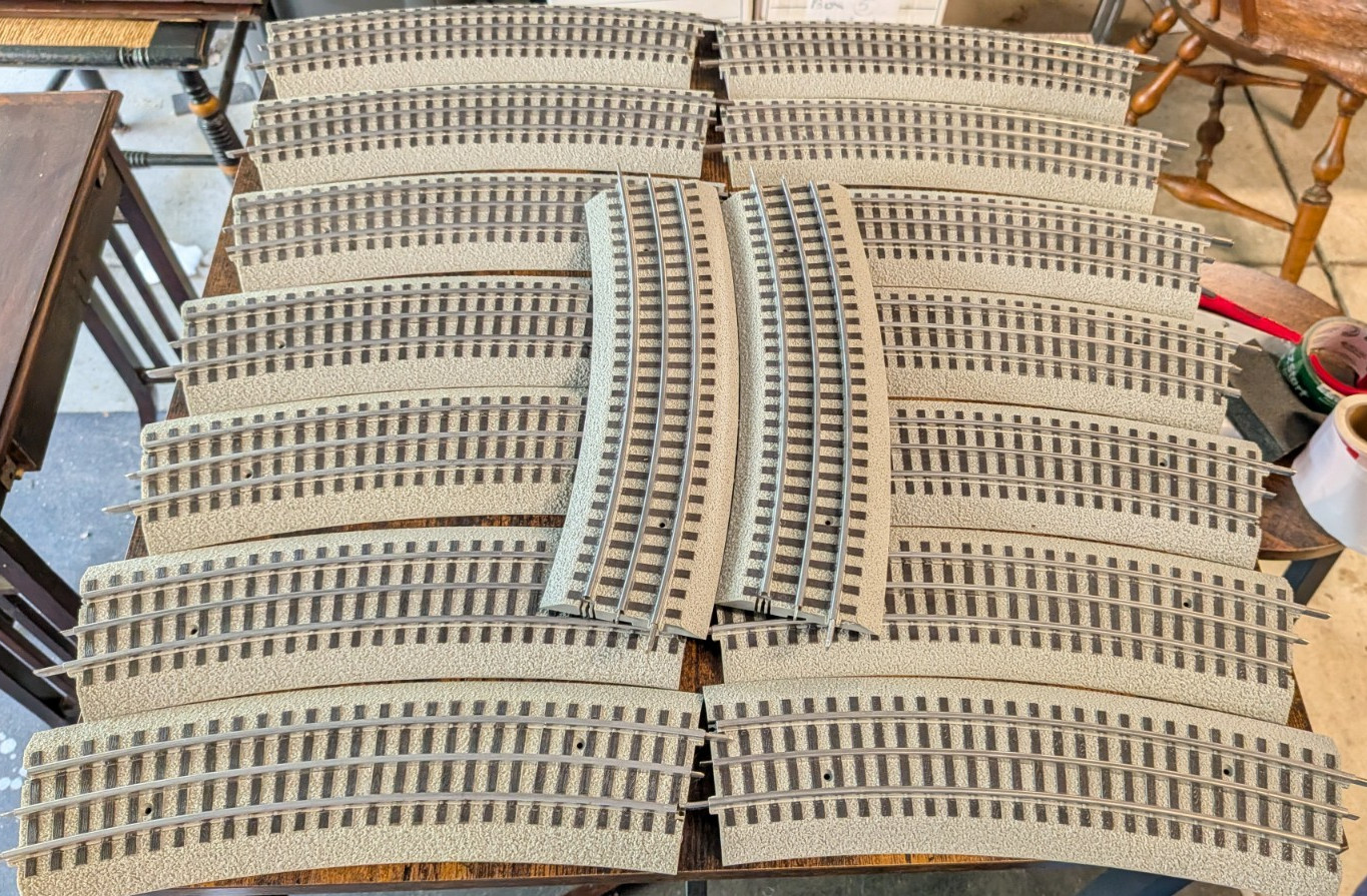 LIONEL O - No. 12056 FULL CIRCLE (16  PCs) 060  3-RAIL FASTRACK - EXC. COND