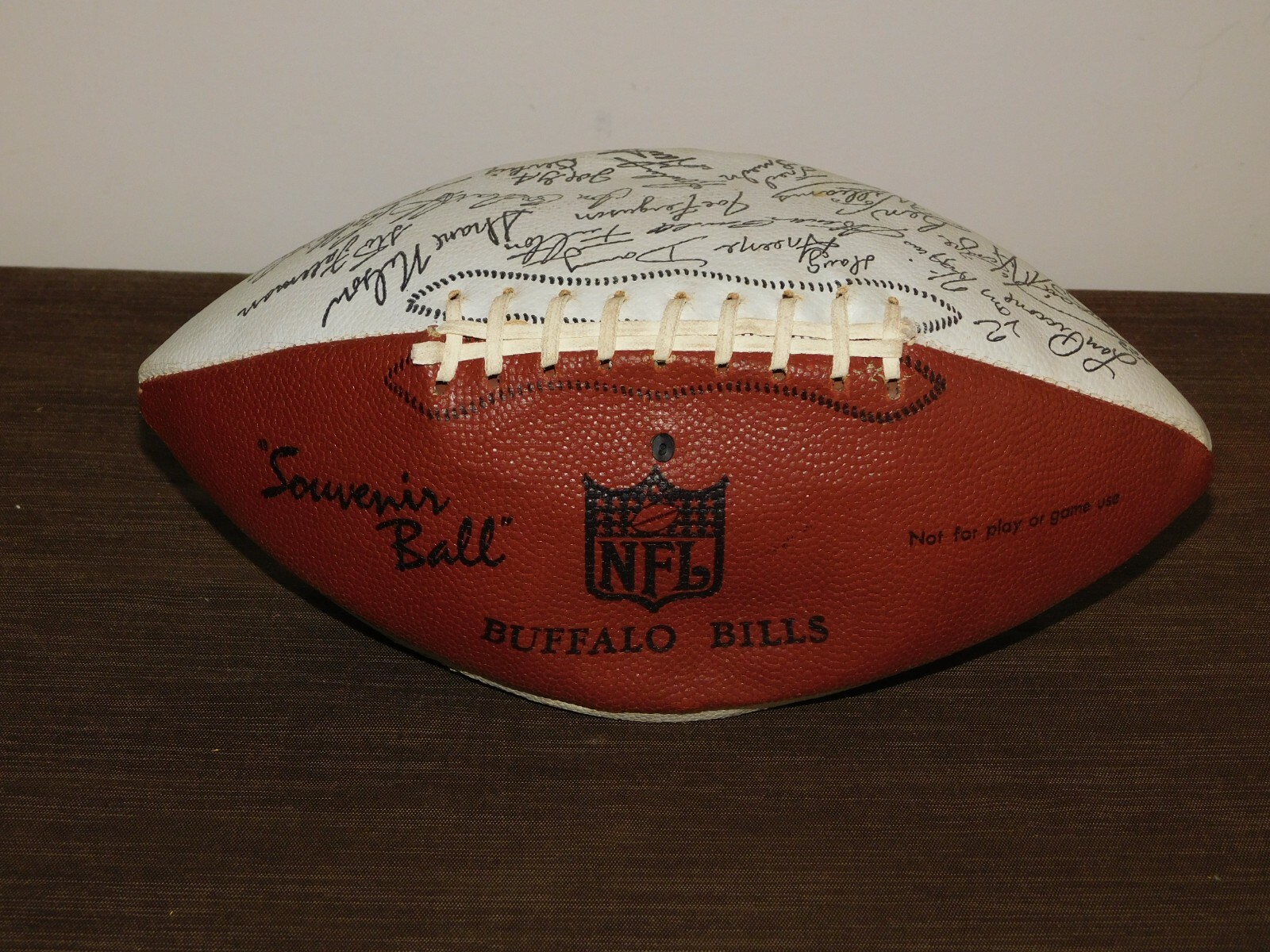 VINTAGE 1978 BUFFALO BILLS SOUVENIR SIGNED FOOTBALL NFL *NOT REAL SIGNATURES
