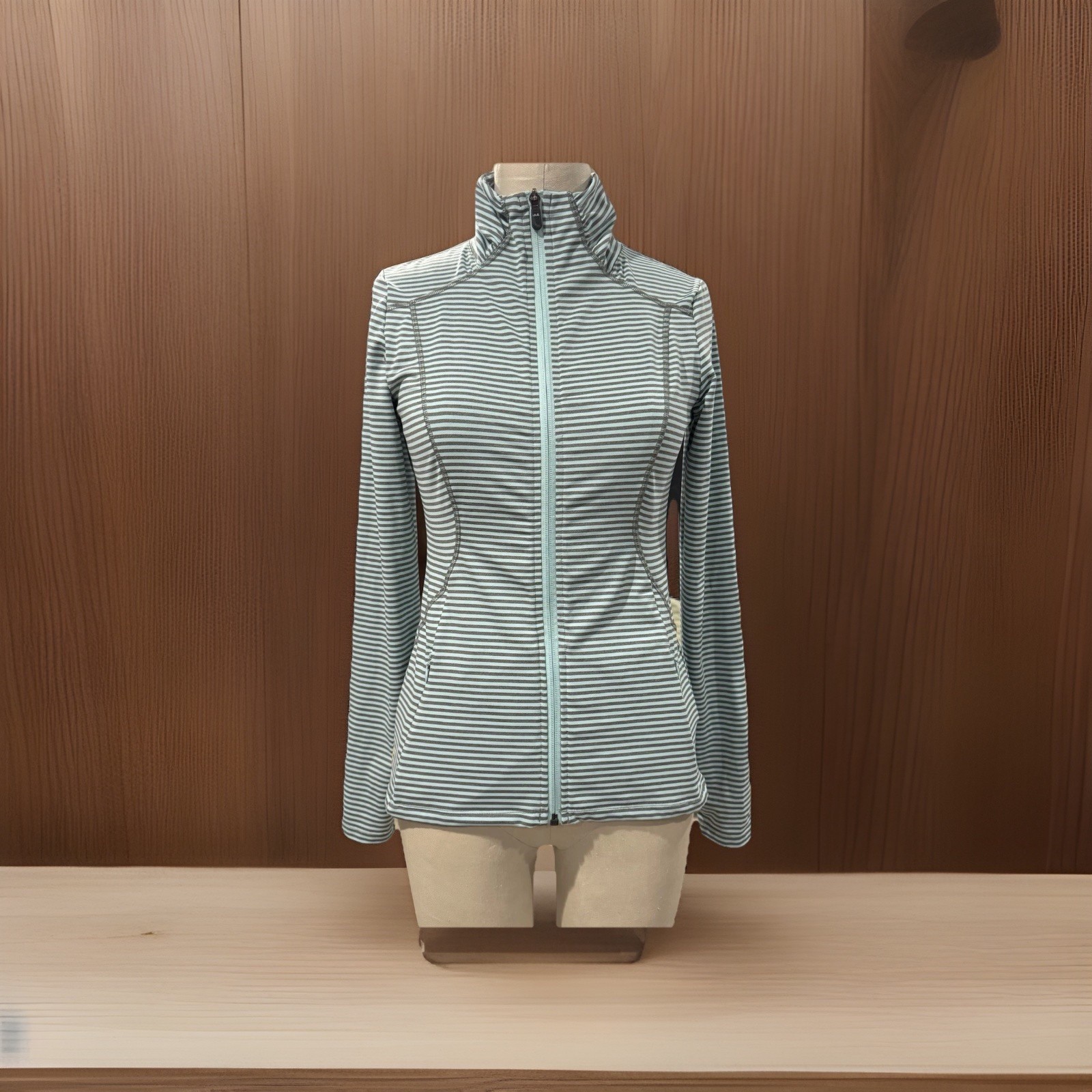 Lole Blue Gray Striped Mock Neck Jacket Size S UPF 50+ Stretch Pockets Beach Lole Blue Gray Striped Mock Neck Jacket Size S UPF 50+ Stretch Pockets Beach