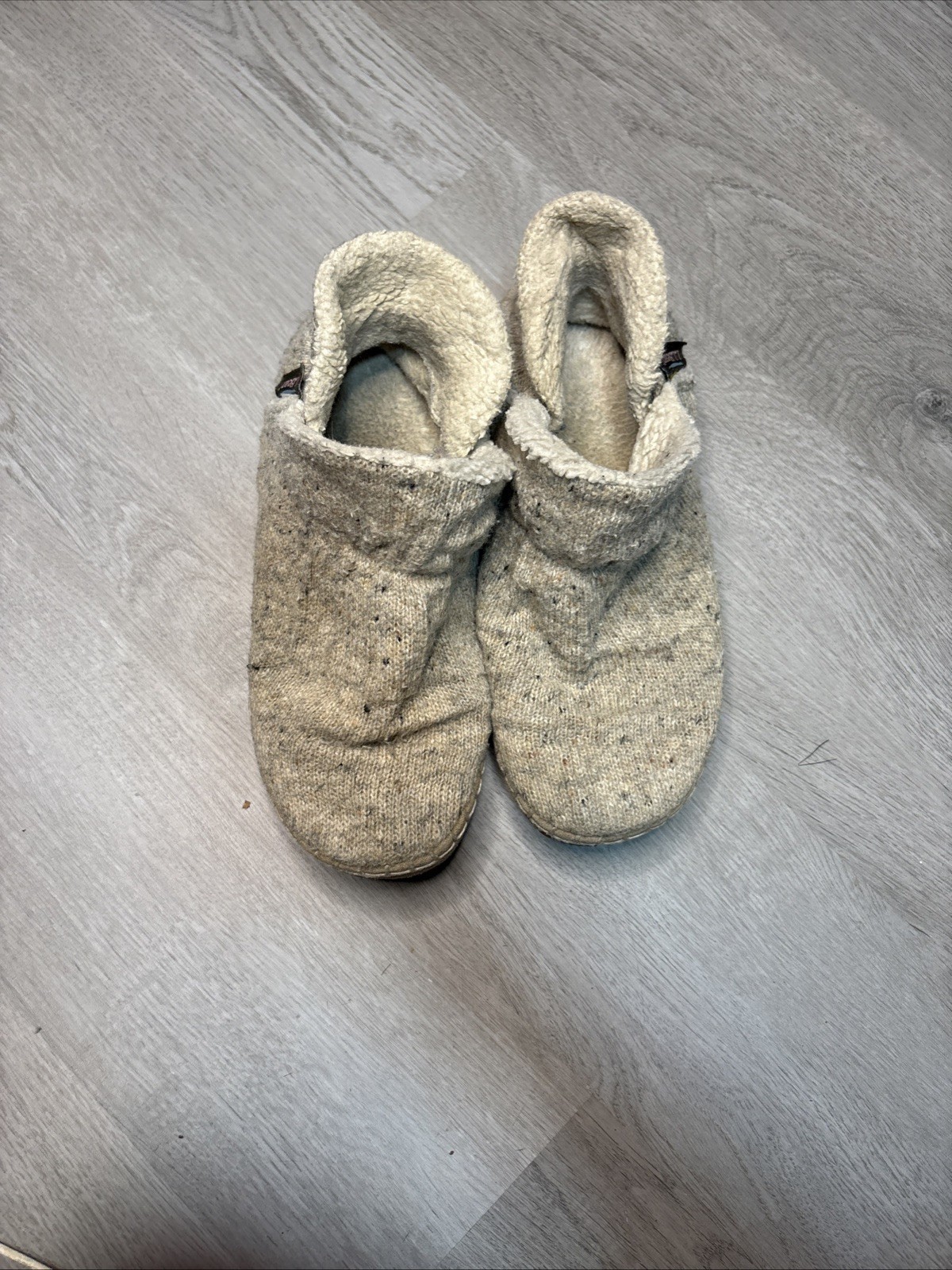 L.L.Bean women’s fleece lined knit slippers beige speckled indoor outdoor 7M L.L.Bean women’s fleece lined knit slippers beige speckled indoor outdoor 7M