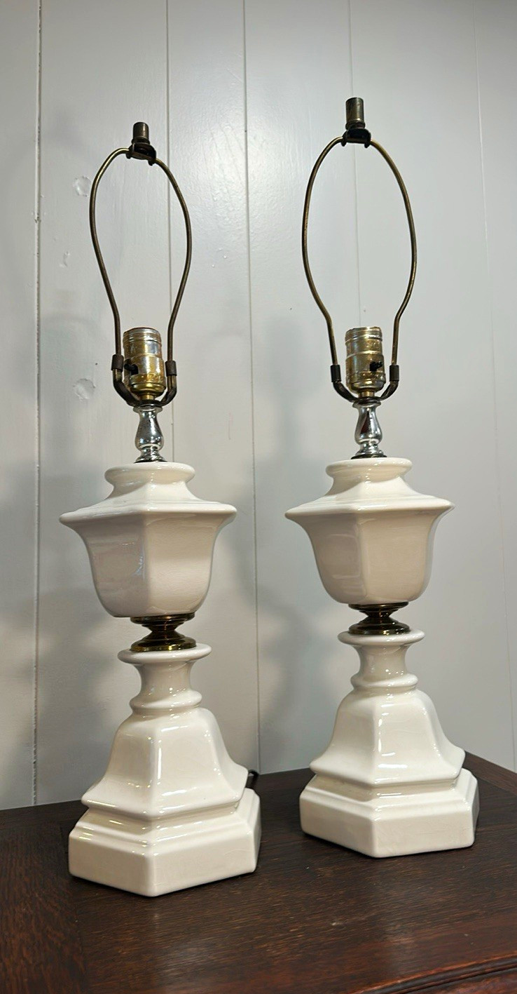 Pair Vintage Ivory Ceramic Urn Table Lamps – Hollywood Regency / Neoclassical